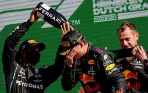 fotka k článku Red Bull bol pripravený obetovať víťazstvo, len aby pokryl Hamiltona