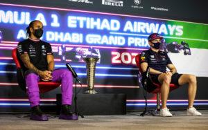 fotka k článku Čo svet prehliadol: Verstappen a Hamilton si pred Abú Zabí ťukli