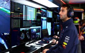 fotka k článku Ricciardo absolvoval prípravu sedačky v AlphaTauri. Nahradí de Vriesa?