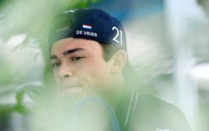fotka k článku De Vriesova dobrodružná cesta krajom: Zostal zaseknutý v hoteli s mechanikmi McLarenu