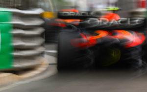 fotka k článku Kravitz: Podlahy Ferrari a Mercedesu vyzerajú ako z praveku